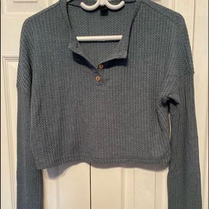 woman’s long sleeve crop top